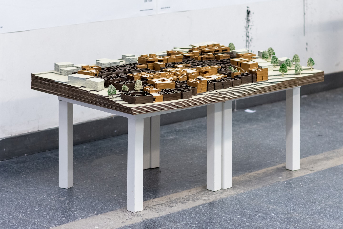 Architecturaal model van een stad met bruine gebouwen en groene bomen.